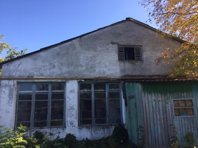 Продается здание с участком.