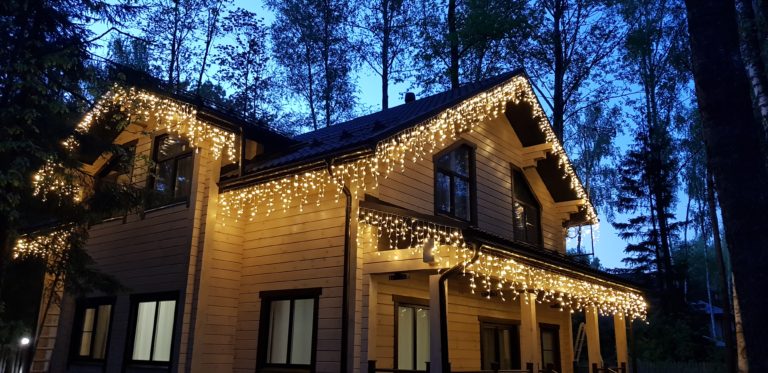 Монтаж новогодних гирлянд на фасад дома. Москва и область.