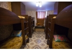 Уютные спальные места в хостеле со шкафчиками для одежды